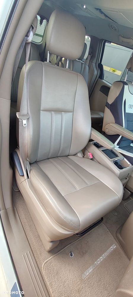 Chrysler Town & Country - 24