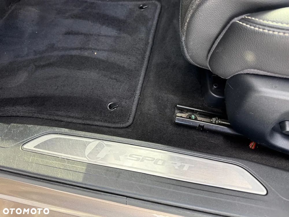 Jaguar XE 2.0 D R-Sport - 38