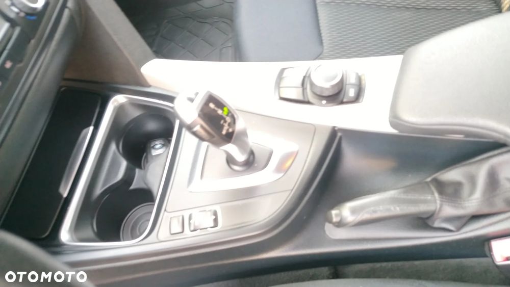 BMW Seria 3 320d xDrive - 28