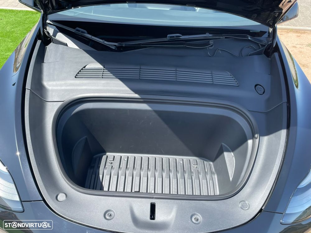 Tesla Model Y - 17