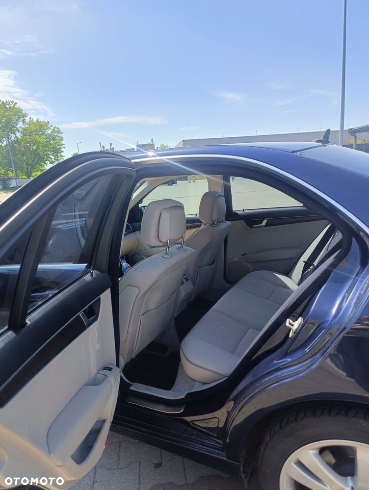 Mercedes-Benz Klasa C 180 CGI BlueEFFICIENCY Elegance - 15