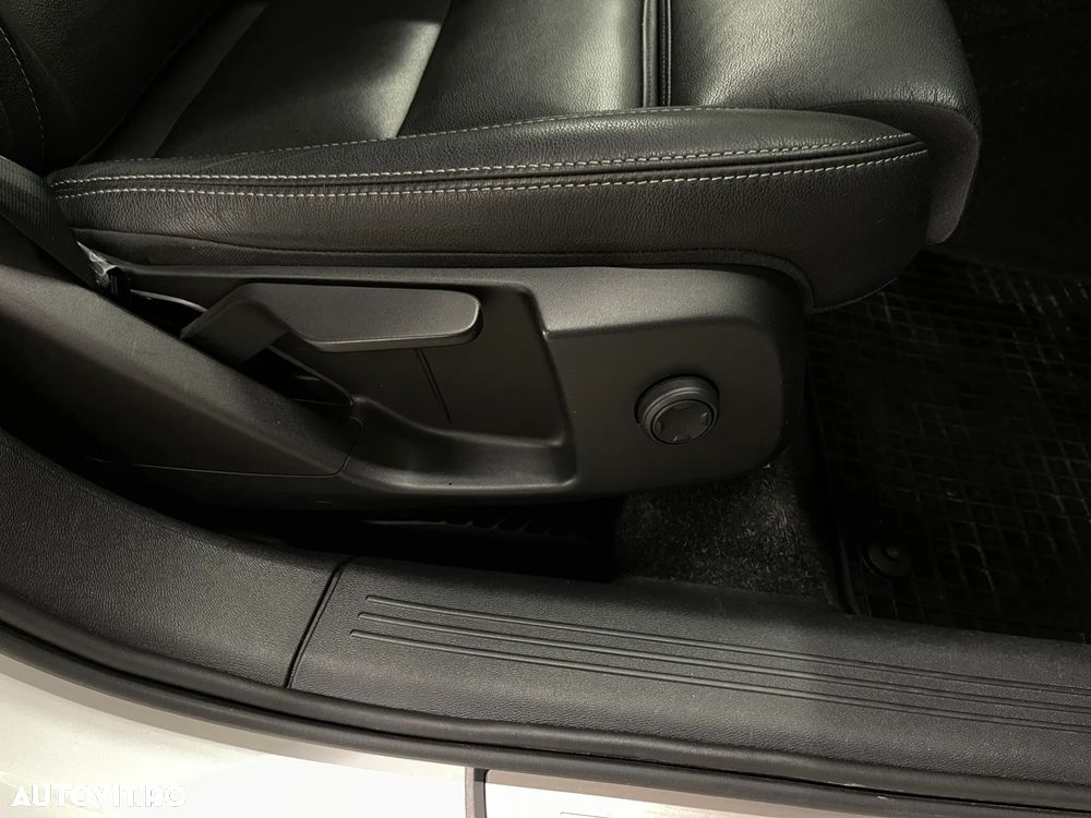 Volvo XC 40 B4 AT8 AWD Mild Hybrid R-Design - 23