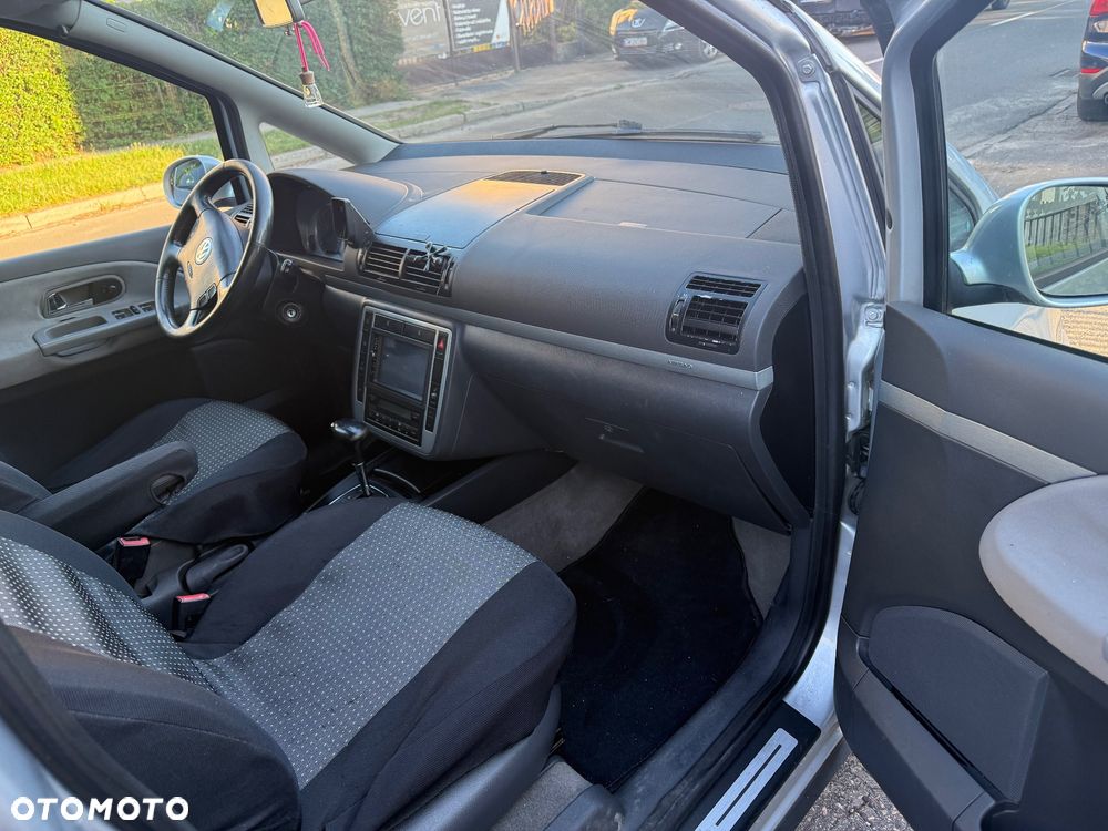 Volkswagen Sharan 1.9 TDI Highline Tiptr - 12