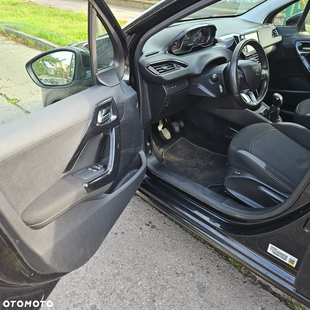 Peugeot 208 - 12