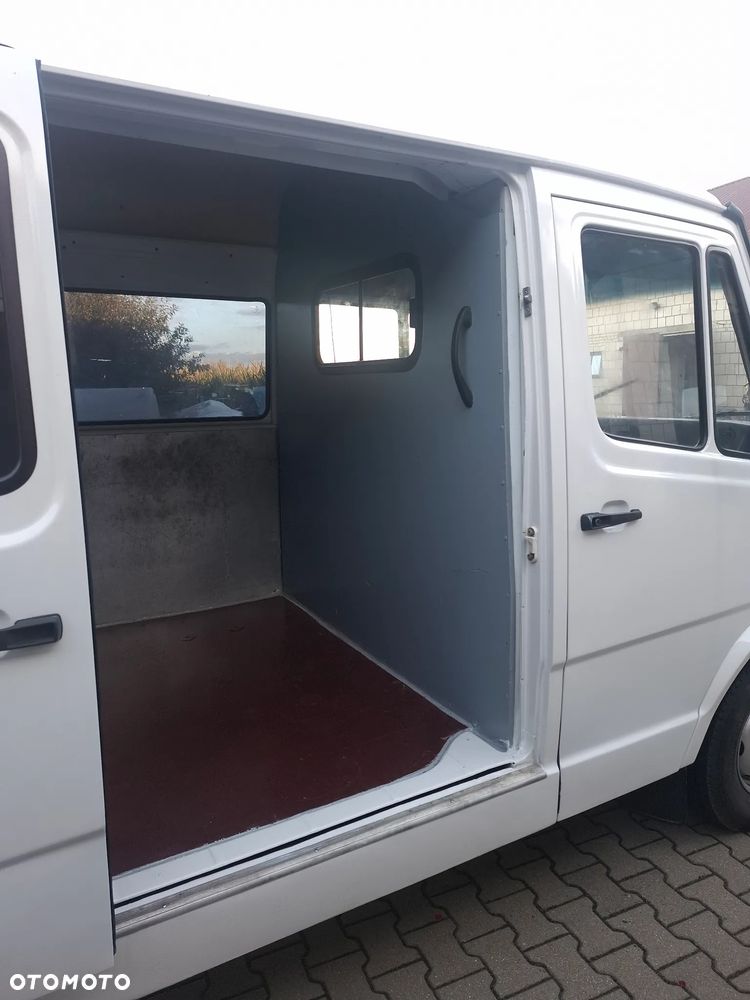 Mercedes-Benz 210.  2,9D - 13