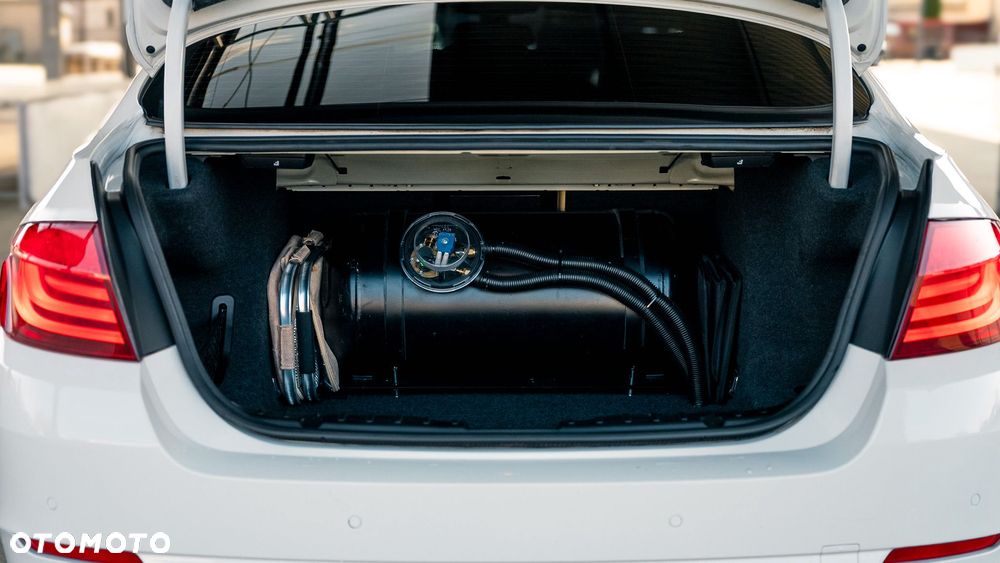 BMW Seria 5 528i - 30