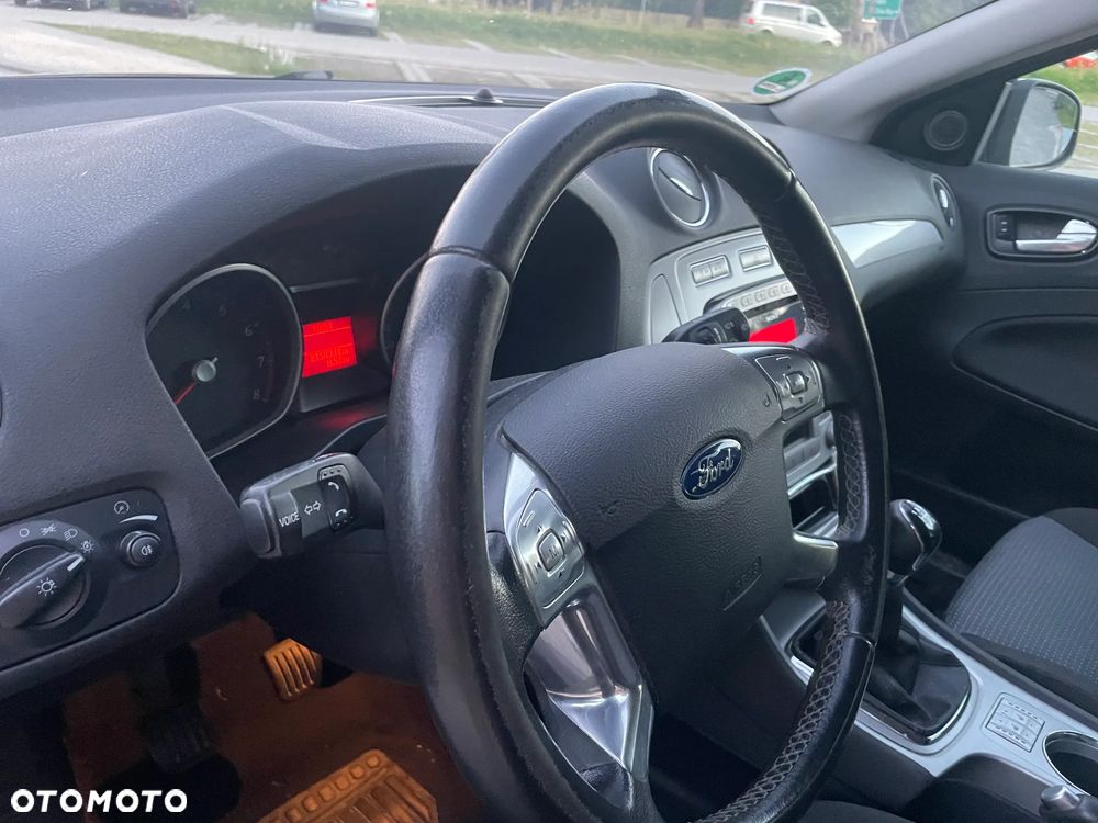 Ford Mondeo 1.6 Ghia - 11
