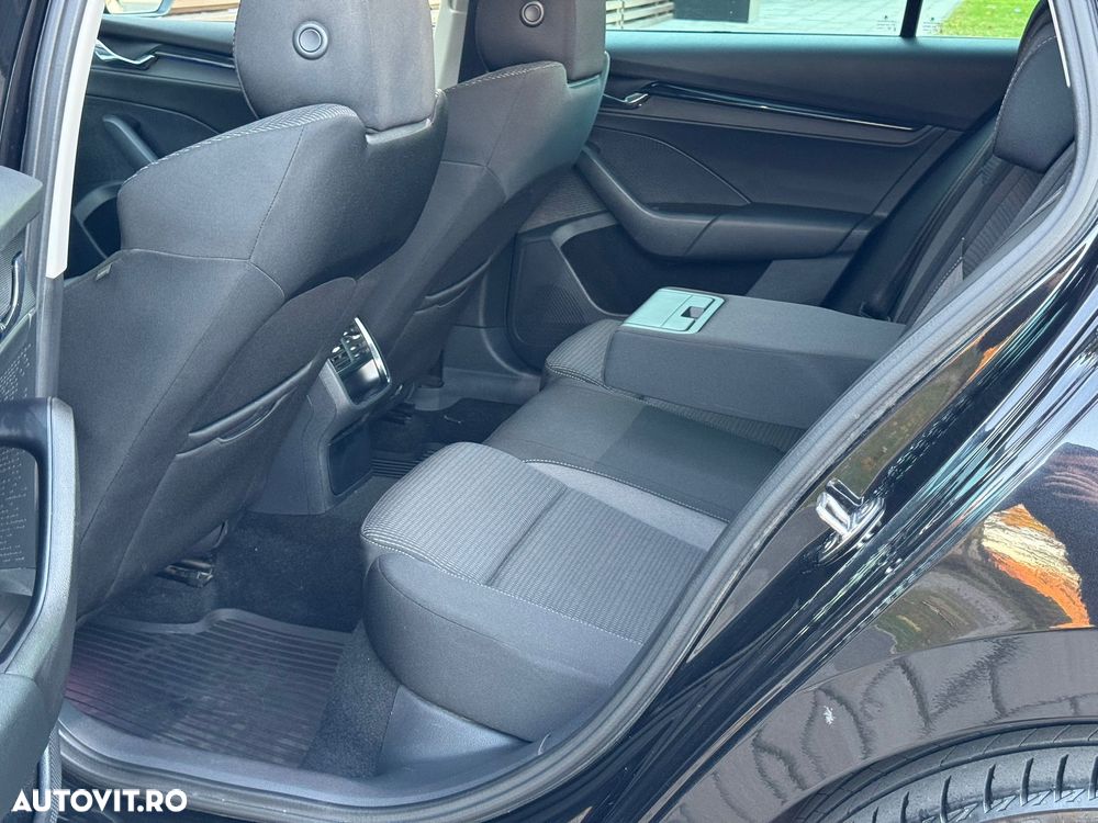 Skoda Octavia Combi 2.0 TDI Sportline - 12