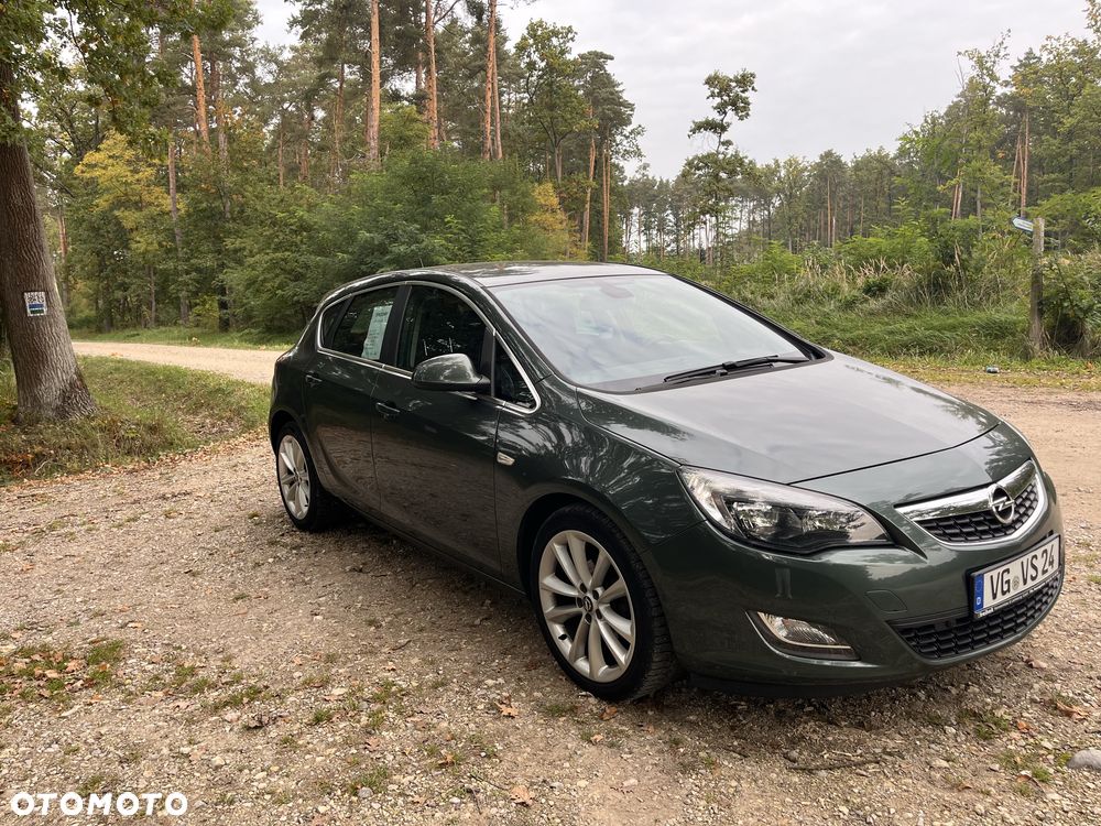 Opel Astra 2010 photo 2