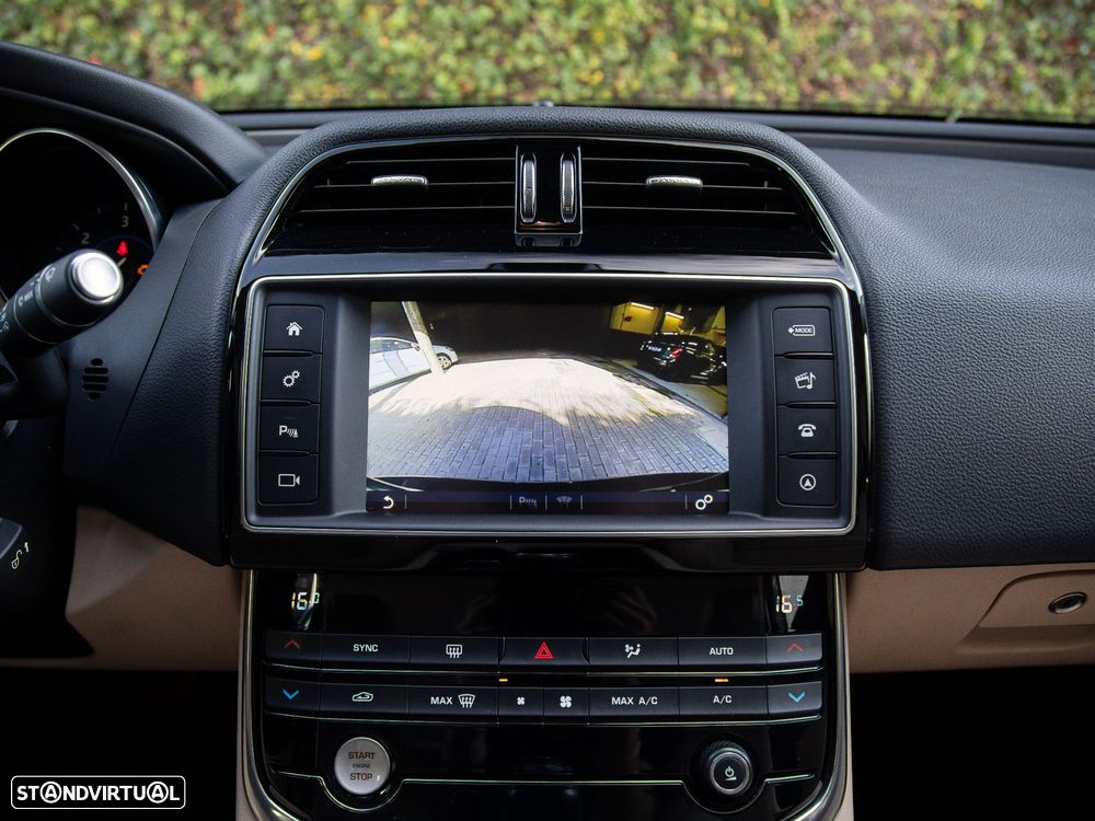 Jaguar XE 2.0 D Prestige - 30