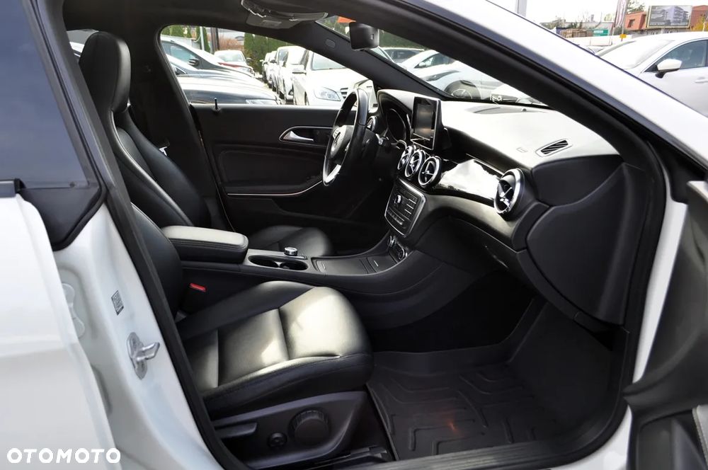 Mercedes-Benz CLA 250 4Matic 7G-DCT AMG Line - 38