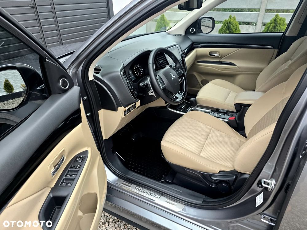 Mitsubishi Outlander 2.0 Instyle + 4WD CVT - 39