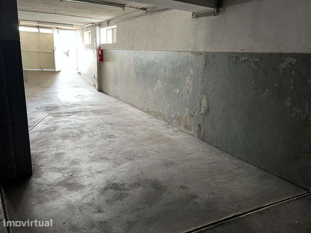 T2 c/ Varanda + Lugar Garagem + Arrumo, remodelado - Grande imagem: 3/23
