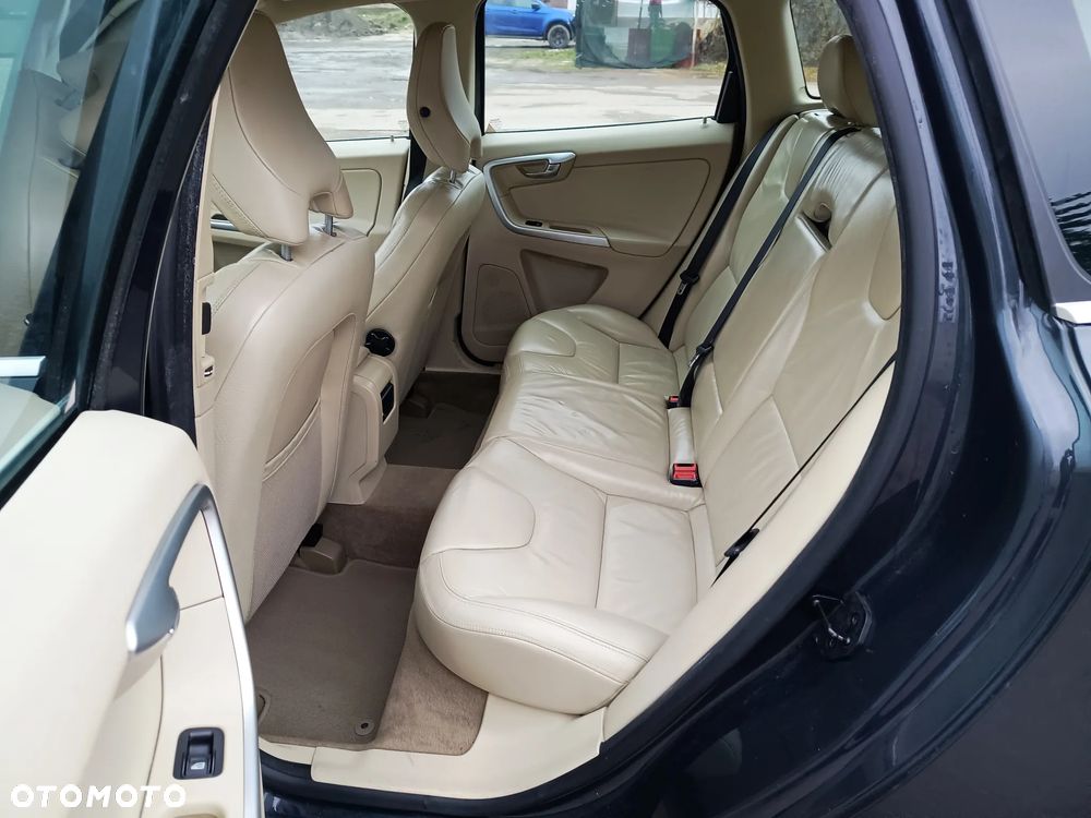 Volvo XC 60 2.4D AWD Momentum - 17