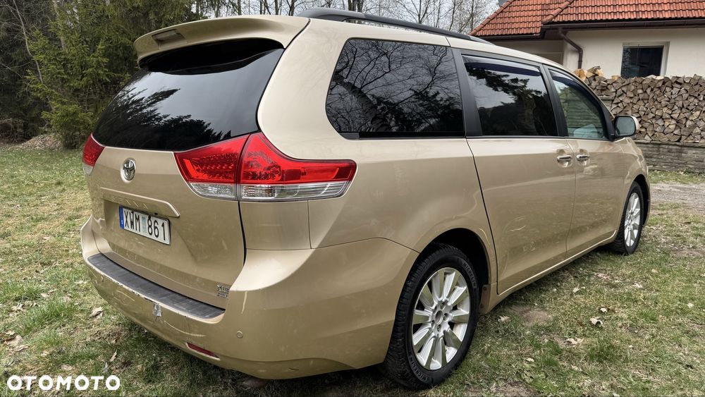 Toyota Sienna - 5