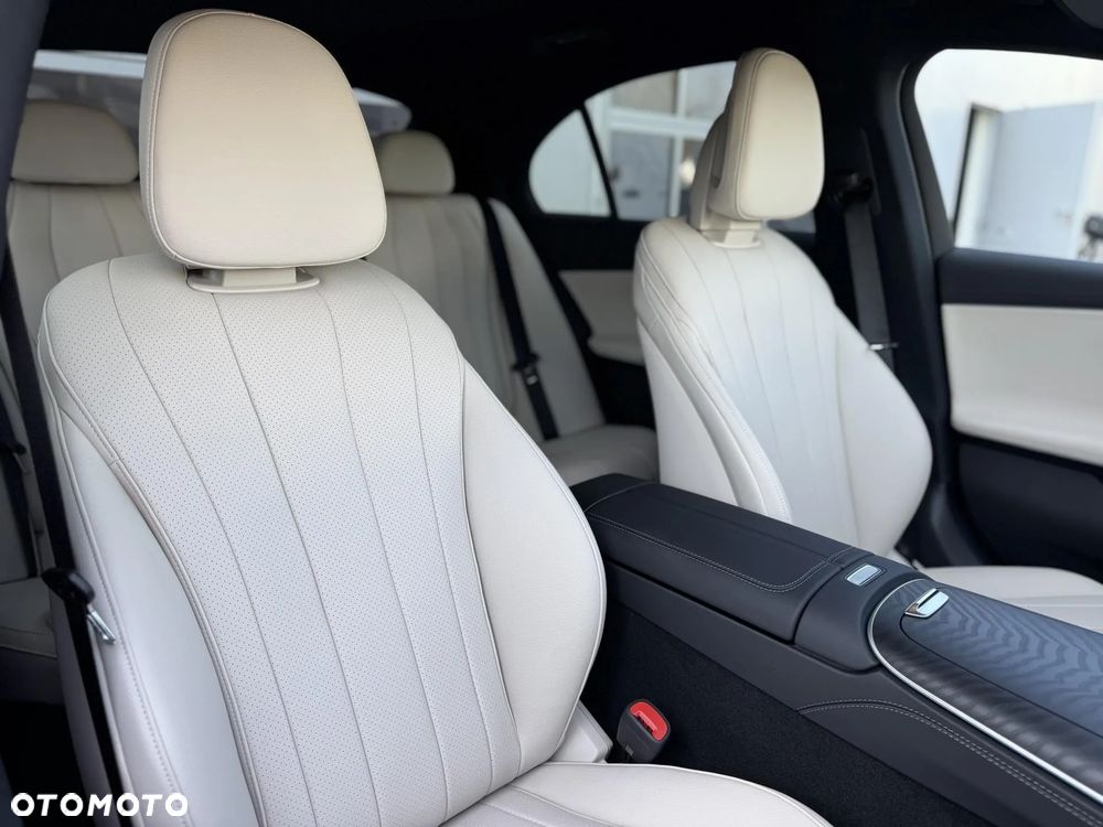 Mercedes-Benz Klasa E 300 PHEV 4-Matic AMG 9G-Tronic - 12