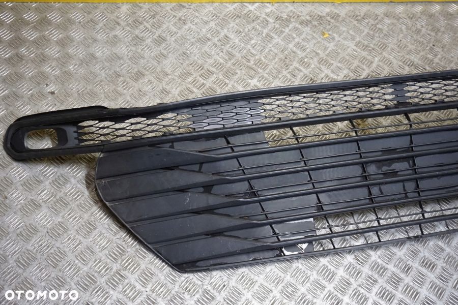 TOYOTA SIENNA 2021 - Kratka w Zderzak Atrapa Dolna Grill USA - 3
