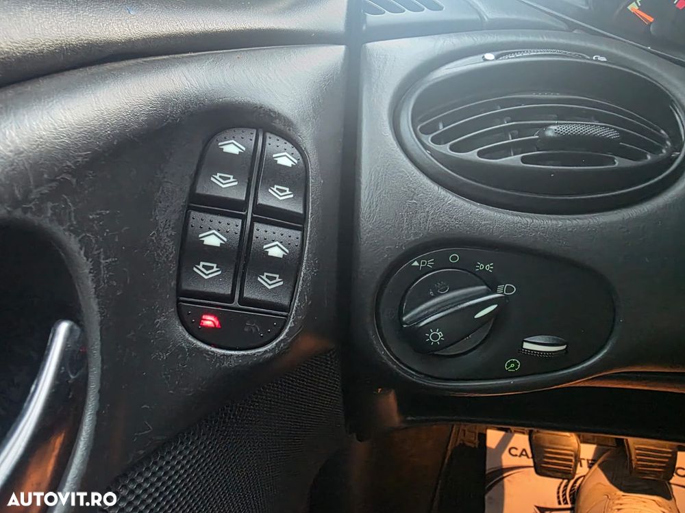 Ford Focus Wagon 1.6i 16V Ghia - 15