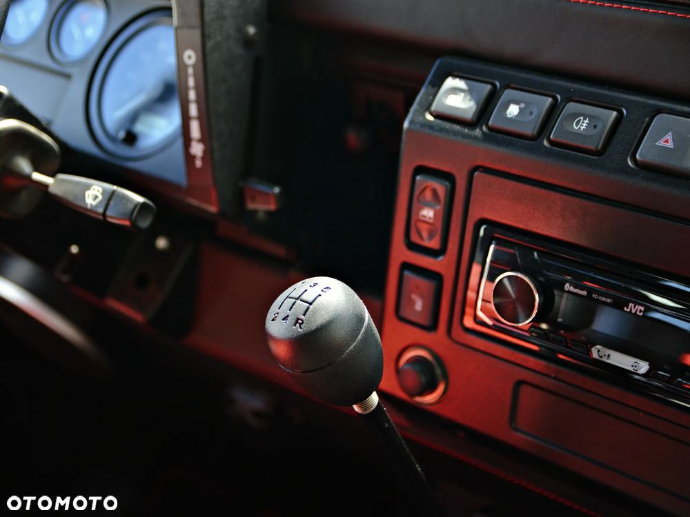 Land Rover Defender 2.5 TDI - 38