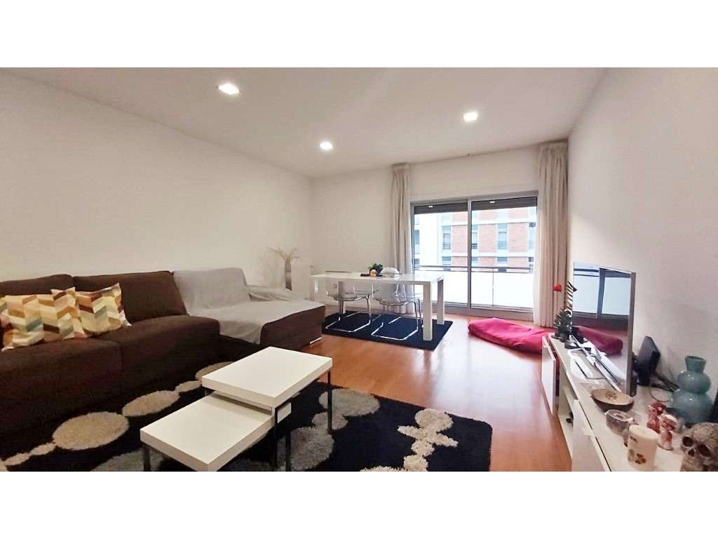Apartamento T2 mobilado, com garagem e varandas - Grande imagem: 2/11