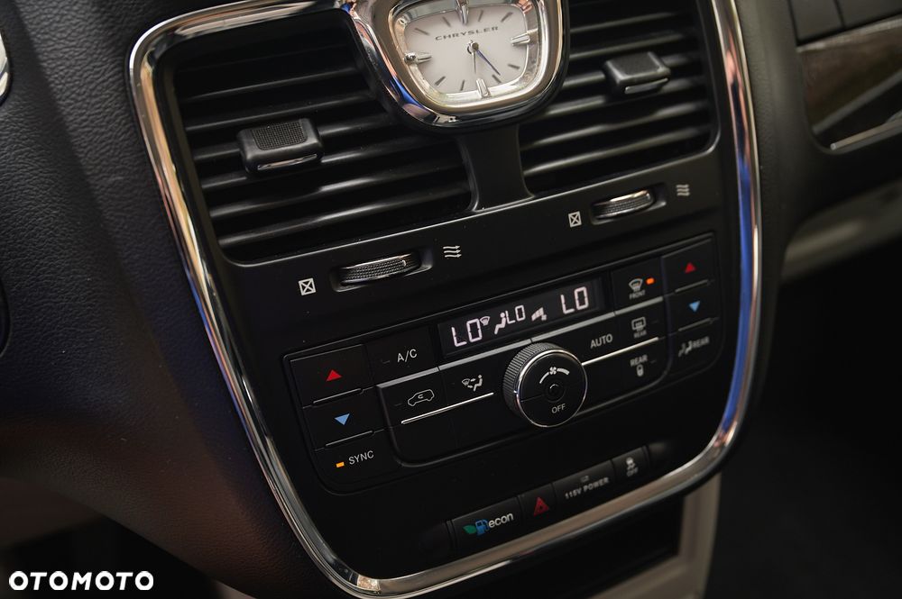 Chrysler Town & Country - 38