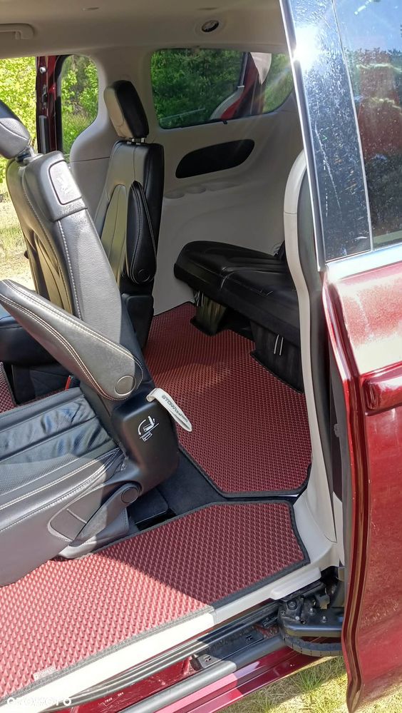 Chrysler Pacifica - 8