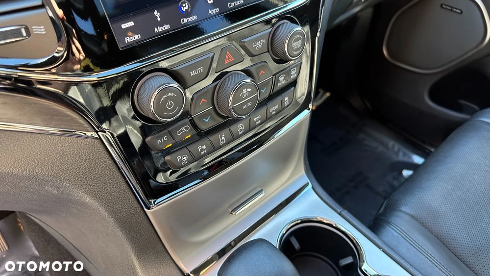 Jeep Grand Cherokee - 12