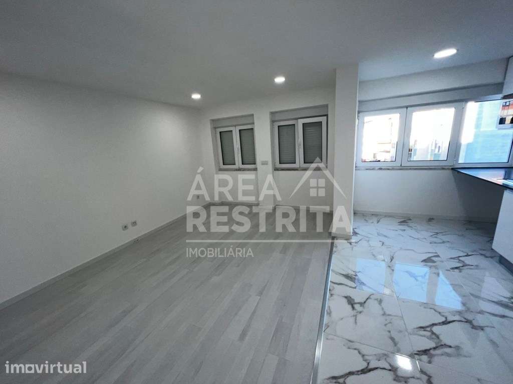 APARTAMENTO T2 SEMI-REMODELADO,PAIVAS, AMORA - Grande imagem: 2/5