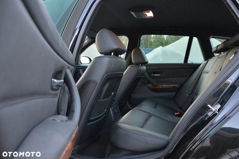 BMW Seria 3 330xi - 26