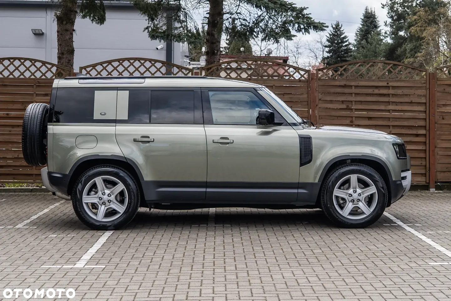 Land Rover Defender - 4