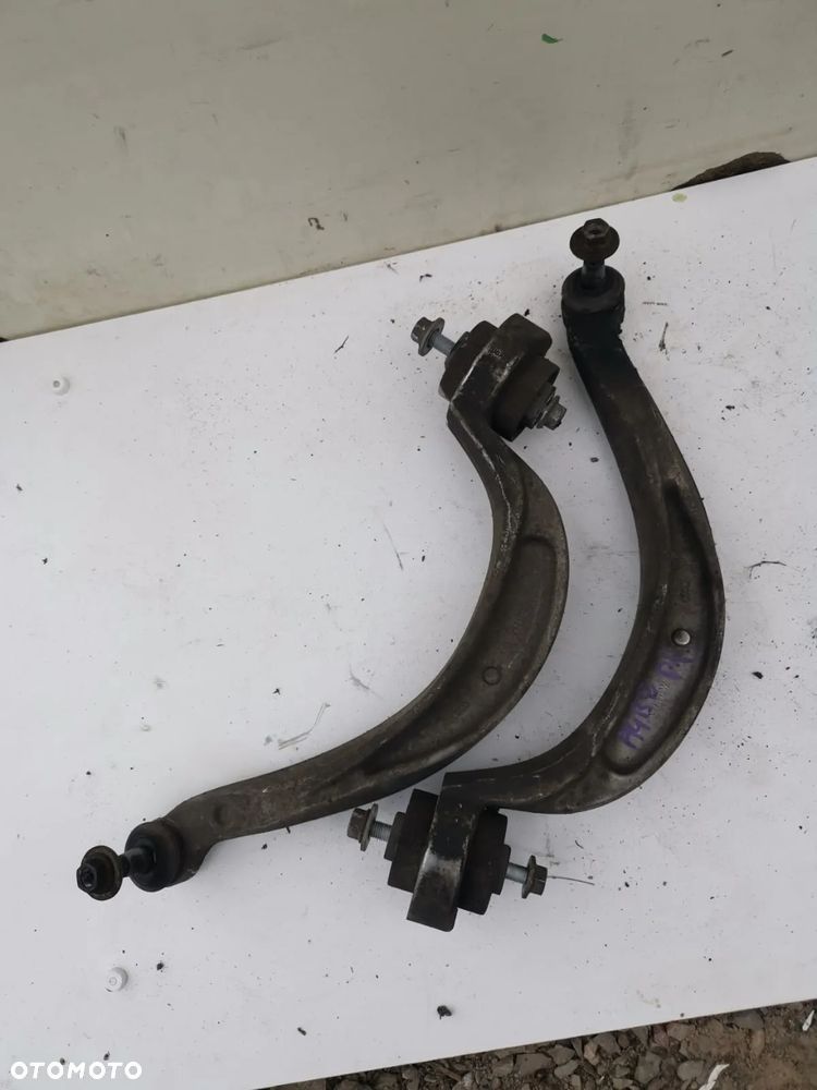 A4 B8 WAHACZ DOLNY LEWY PRAWY PRZEDNI BANAN - 1