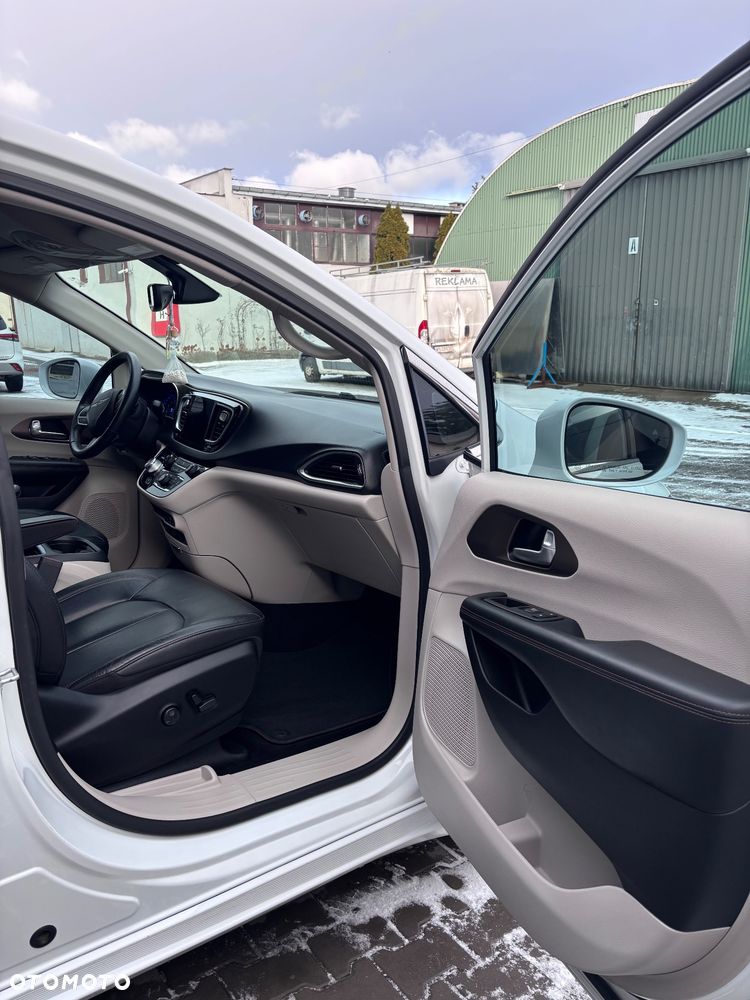 Chrysler Pacifica - 11
