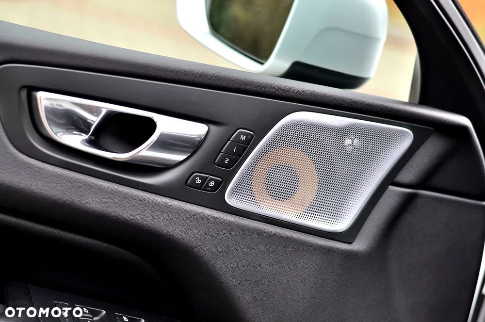 Volvo XC 60 T8 Plug-In Hybrid AWD R-Design - 23