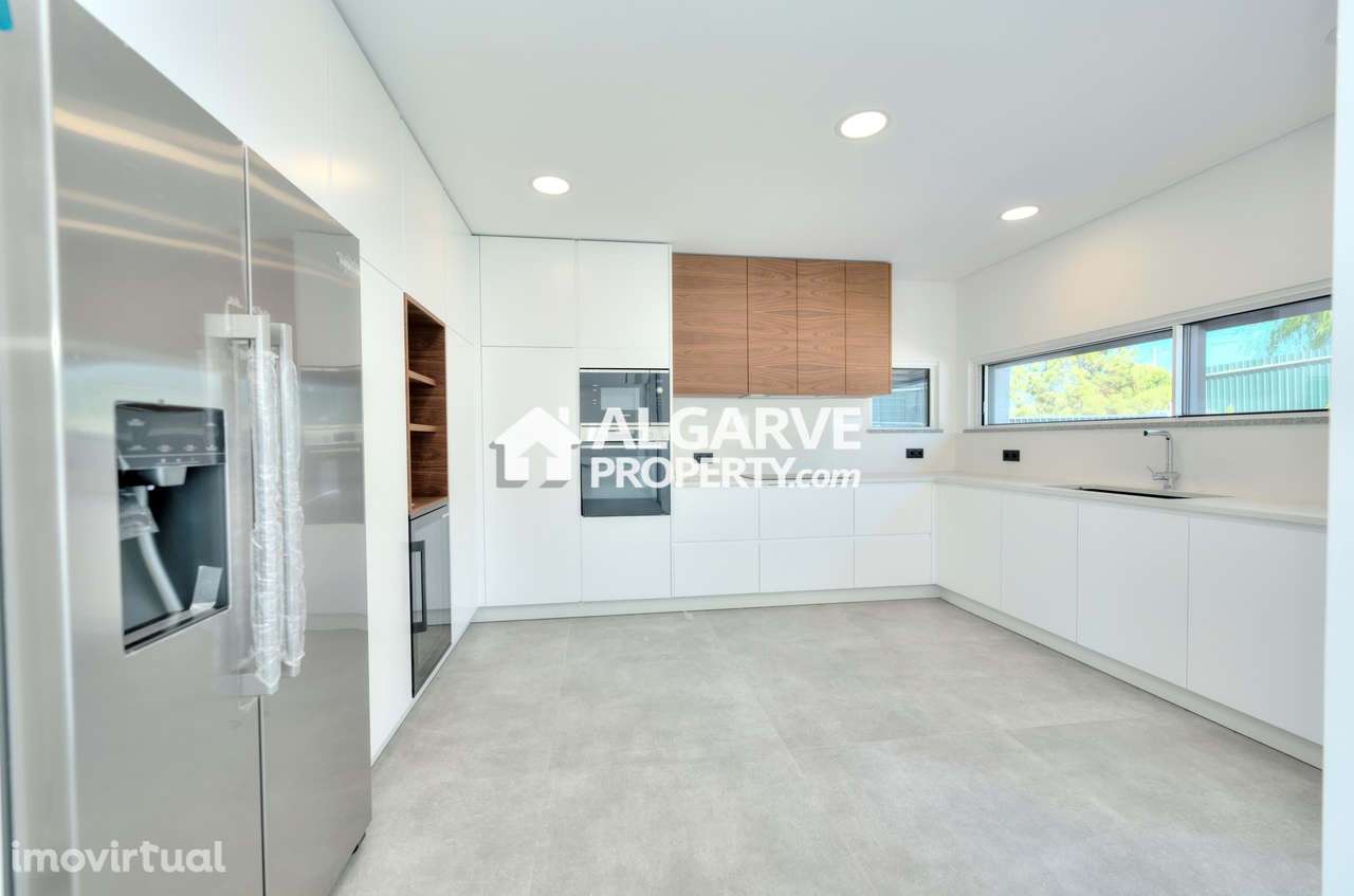 Fantástica Moradia V4 Chave na Mão perto da Praia na Galé, Algarve - Grande imagem: 3/60