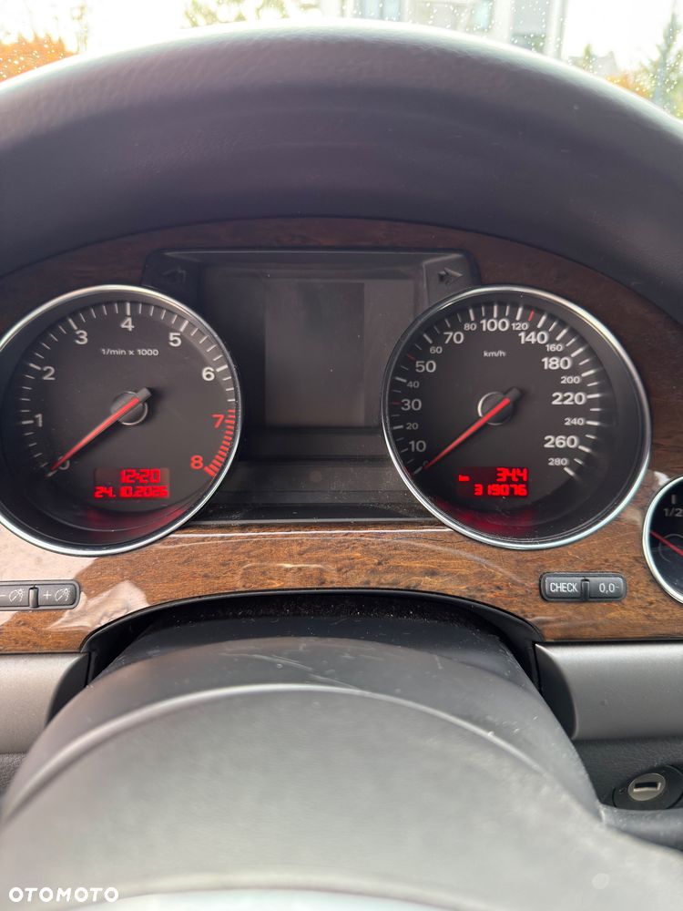 Audi A8 4.2 Quattro - 9