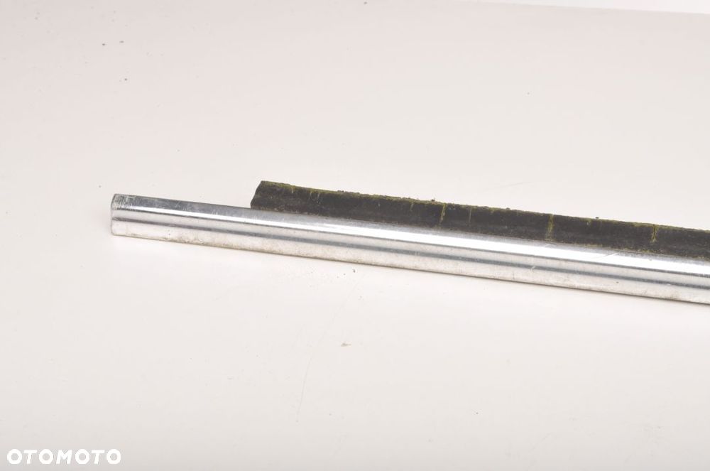 MERCEDES W123 LISTWA SZYBY PRZEDNIA PRAWA - 8