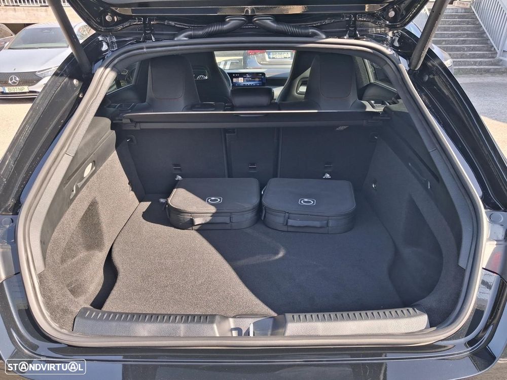 Mercedes-Benz CLA 250 e Shooting Brake AMG Line - 13