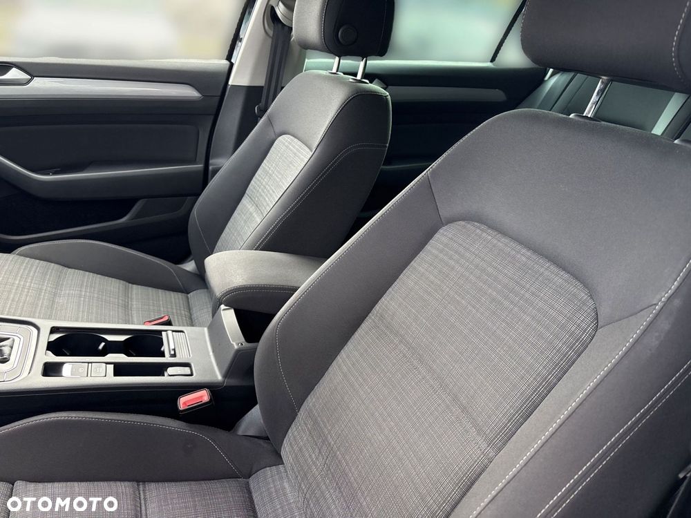 Volkswagen Passat - 11