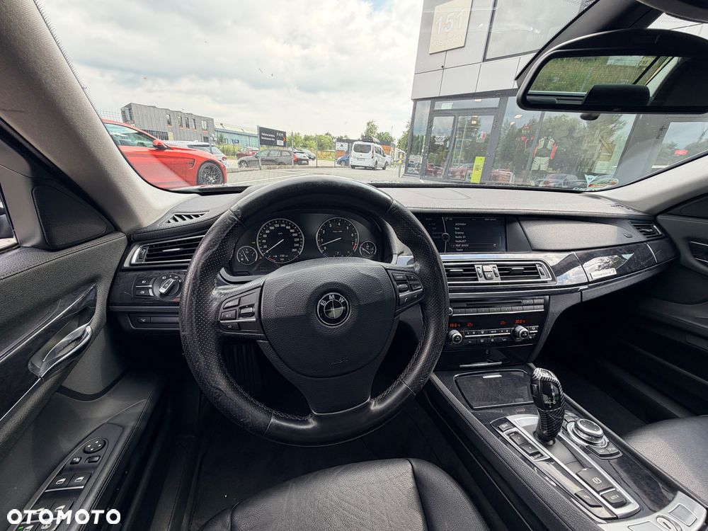 BMW Seria 7 750i - 11