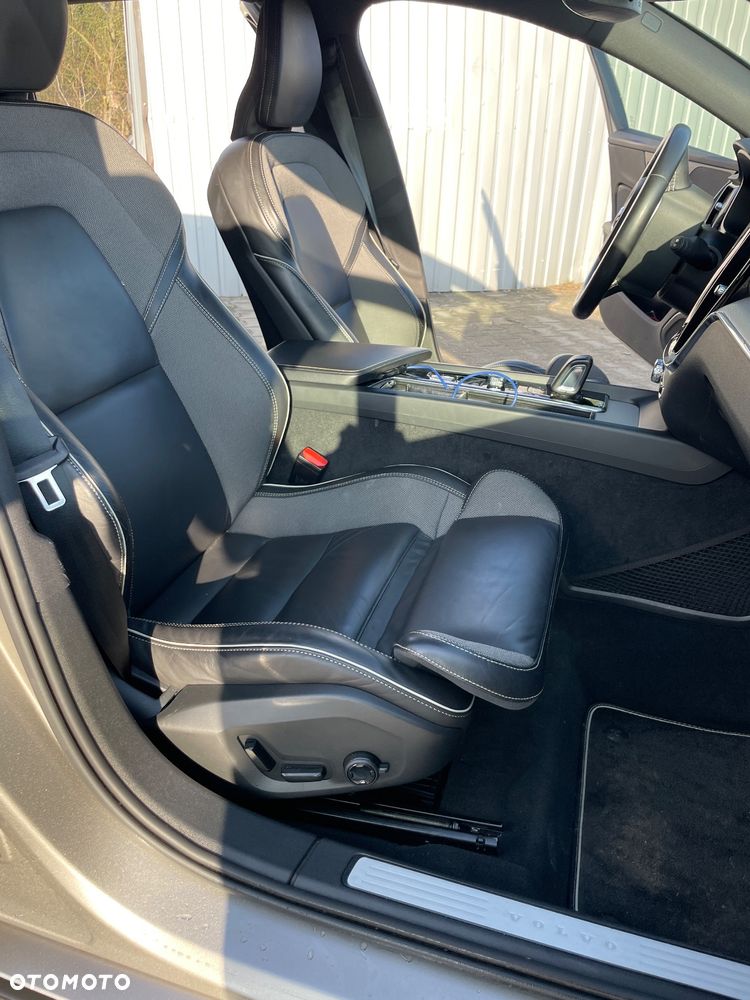 Volvo V60 B4 B R-Design - 15