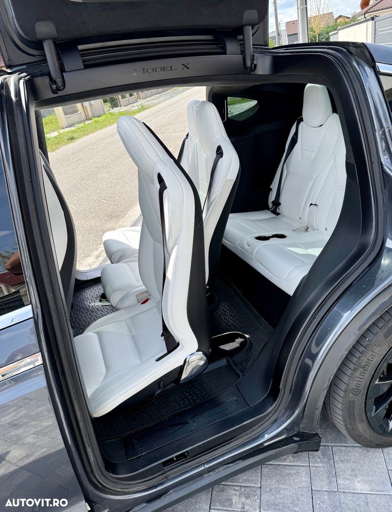 Tesla Model X - 8