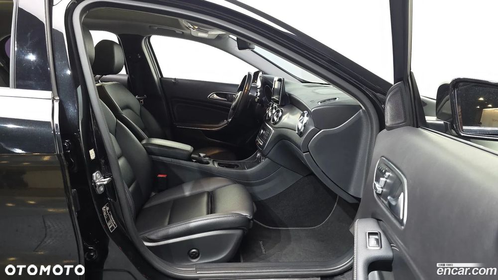 Mercedes-Benz GLA - 12