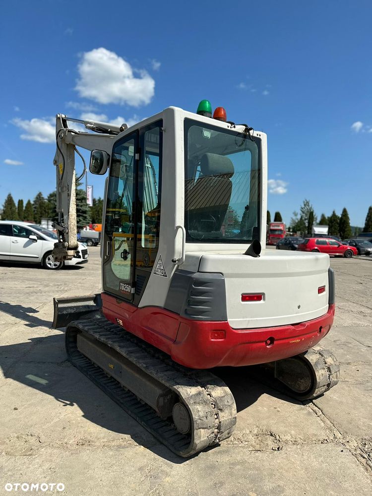 Takeuchi TB250 - 6