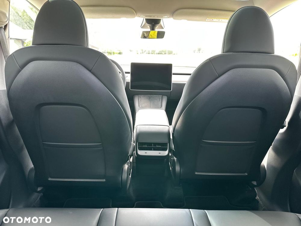 Tesla Model Y Long Range AWD - 12