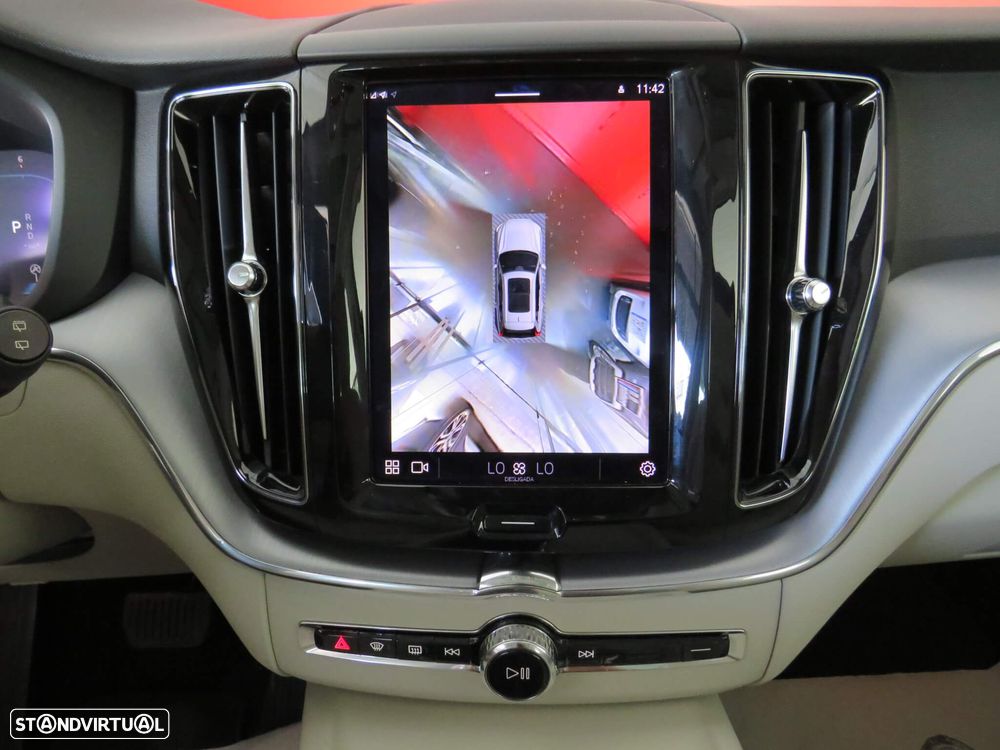 Volvo XC 60 2.0 B4 Momentum Plus - 30