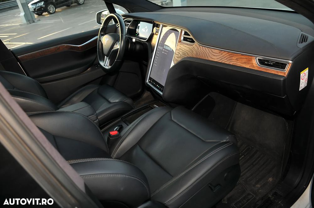 Tesla Model X - 12