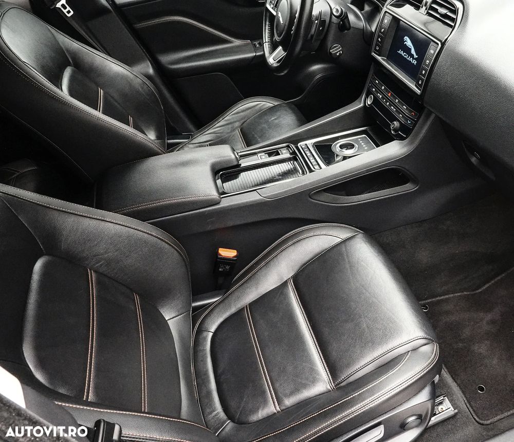 Jaguar F-Pace 20d AWD Pure - 12
