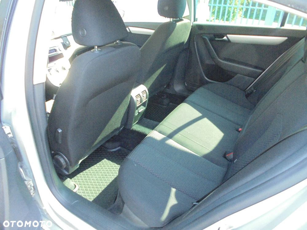 Volkswagen Passat 2.0 TDI Comfortline - 11