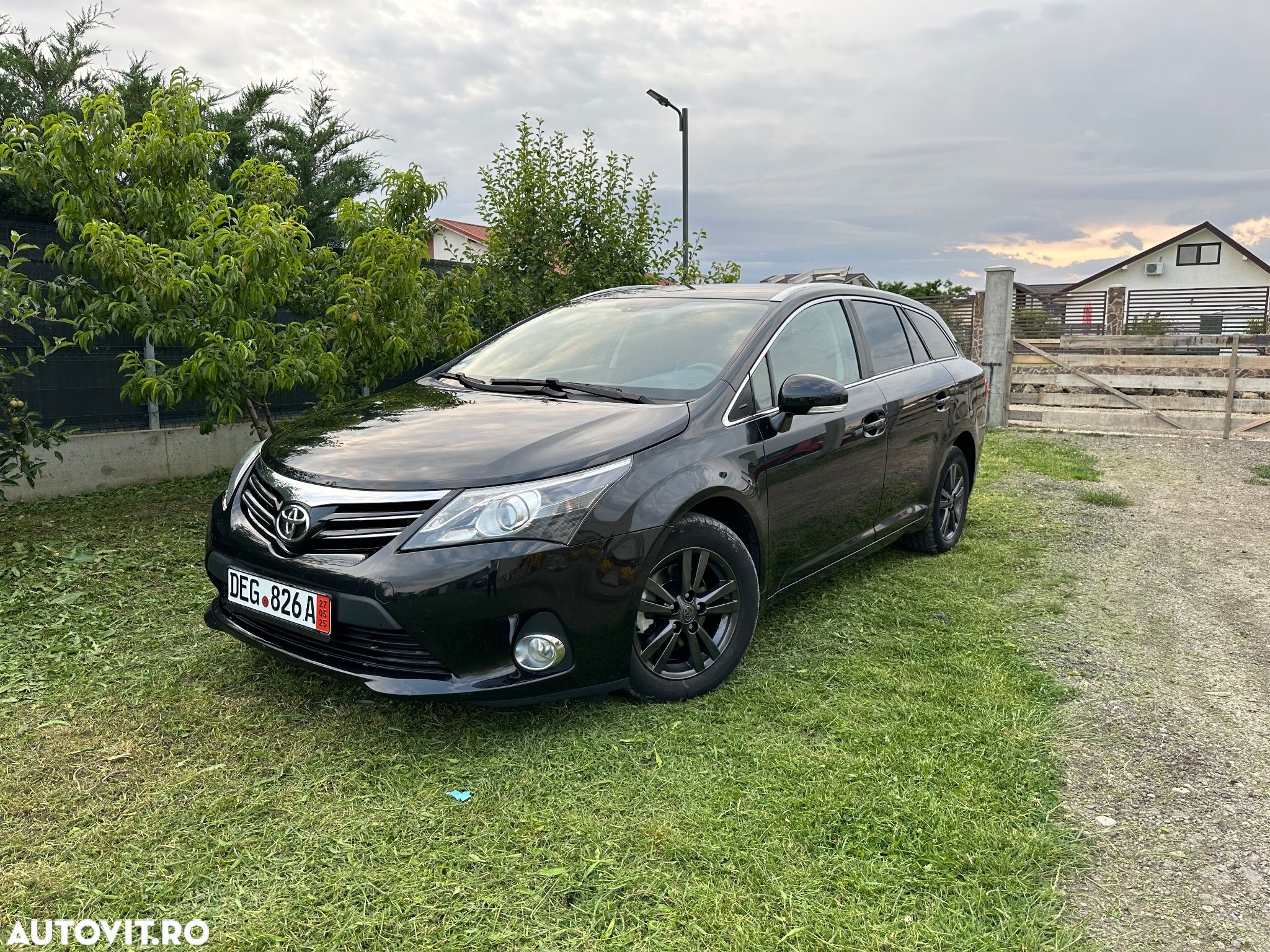 Toyota Avensis Combi 2.0 D-4D Comfort - 1