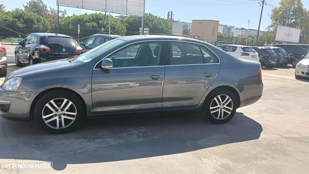 VW Jetta 1.6 TDi Confortline - 3